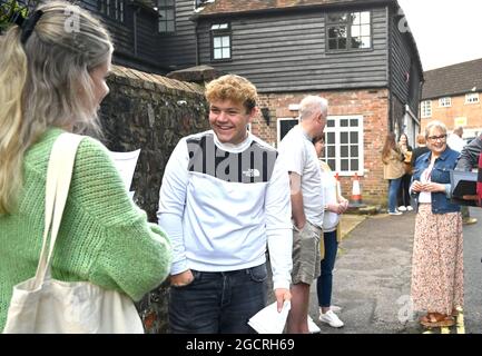 Lewes Sussex Royaume-Uni 10th août 2021 - les étudiants de la Lewes Old Grammar School à Sussex ouvrent leurs résultats d'examen De niveau A. Cette année, en raison de la pandémie, les notes ont été déterminées par les estimations des enseignants plutôt que par les examens. : Crédit Simon Dack /Vervate/ Alamy Live News Banque D'Images