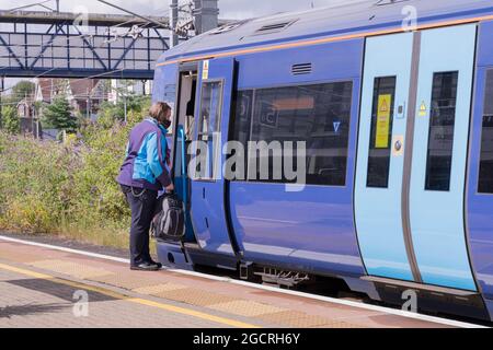 Chauffeur de train sur le point d'entrer en taxi, à la gare internationale d'Ashford Kent Banque D'Images