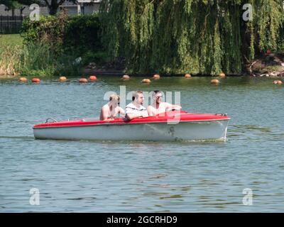 Berlaare, Belgique, 22 juillet 2021, trois amis profitent d'une excursion en bateau sur un lac avec un bateau électrique Banque D'Images