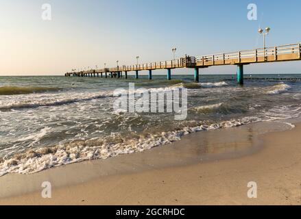 Plage de la mer Baltique et pont de mer à Graal-Müritz en soirée d'été Banque D'Images
