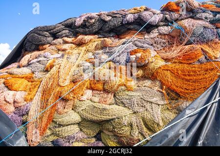 Filets de pêche empilés ou en tas dans le port de pêcheurs. Industrie de la pêche commerciale. Fruits de mer. Tas de filets de pêche sur plein cadre. Banque D'Images