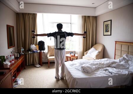 (210810) -- ZHANGJIAJIE, 10 août 2021 (Xinhua) -- Zhang Maodi de Shanghai exerce dans sa chambre dans un hôtel de quarantaine dans le district de Wulingyuan de Zhangjiajie, dans la province du Hunan en Chine centrale, 8 août 2021. Le siège municipal sur la prévention et le contrôle de la COVID-19 de Zhangjiajie a annoncé le 3 août que tous les habitants de Zhangjiajie, y compris les résidents et les touristes, n'étaient pas autorisés à quitter la ville dans le cadre des efforts visant à freiner la dernière résurgence de la COVID-19. Aujourd'hui, plus de 1,200 000 touristes sont encore coincés dans la ville. Entre juillet 29 et août 9, un total de 53 transmis localement Banque D'Images