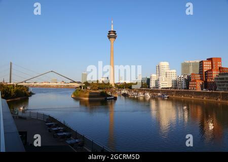 Horizon de Düsseldorf, Allemagne. Vue sur le quartier de Hafen (ancien port). Banque D'Images