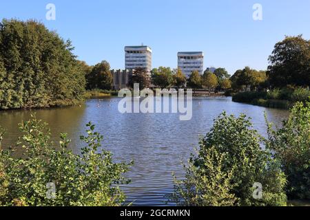 Marl City, Allemagne. Lac City-See en parc, avec bâtiment de l'hôtel de ville (Rathaus) en arrière-plan. Banque D'Images