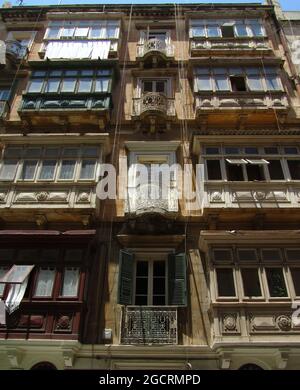 VALLETTA, MALTE - 14 juillet 2013 : un angle bas des balcons traditionnels en bois d'un bâtiment de haute hauteur à la Valette, Malte Banque D'Images