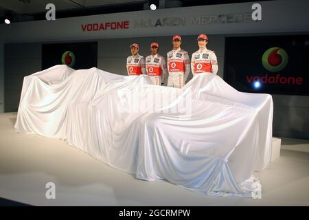 (De gauche à droite) : Gary Paffett (GBR), pilote d'essai McLaren, Lewis Hamilton (GBR) McLaren, Jenson Button (GBR) McLaren et Oliver Turvey (GBR). Lancement de la McLaren MP4-27, le 01 février 2012. McLaren Technology Center, Woking, Royaume-Uni. Banque D'Images