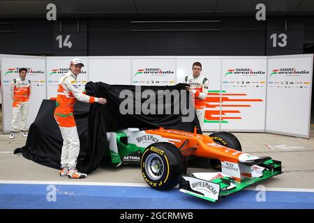 Nico Hulkenberg (GER) et Paul di Resta (GBR) dévoilent le VJM05. Sahara Force India Formula One Team Launch, Silverstone, Royaume-Uni. 3 février 2012. Banque D'Images