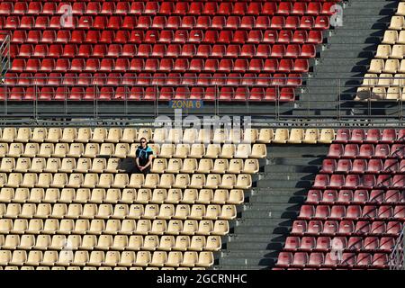 Un fan solitaire dans la tribune. Formula One Testing, Barcelone, Espagne. 23 février 2012. Banque D'Images