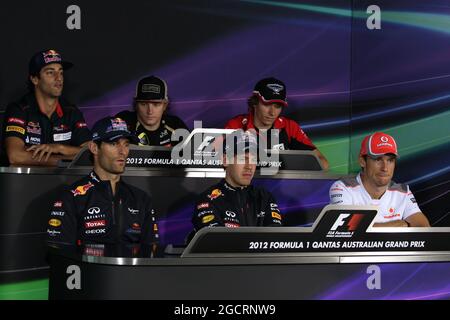 Mark Webber (AUS) Red Bull Racing, Sebastian Vettel (GER) Red Bull Racing, Jenson Button (GBR) McLaren, Daniel Ricciardo (AUS) Scuderia Toro Rosso, Kimi Raikkonen (fin) Lotus F1 Team et Charles pic (FRA) Marussia F1 Team lors de la conférence de presse FIA. Grand Prix d'Australie, jeudi 15 mars 2012. Albert Park, Melbourne, Australie. Banque D'Images