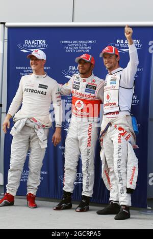 (De gauche à droite) : Michael Schumacher (GER) Mercedes AMG F1 fête sa deuxième position au parc ferme avec le gardien de pôle Lewis Hamilton (GBR) McLaren et le troisième Jenson Button (GBR) McLaren. Grand Prix de Malaisie, samedi 24 mars 2012. Sepang, Kuala Lumpur, Malaisie. Banque D'Images