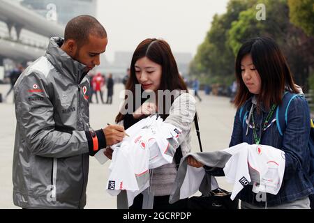 Lewis Hamilton (GBR) McLaren signe des autographes pour les fans. Grand Prix de Chine, vendredi 13 avril 2012. Shanghai, Chine. Banque D'Images