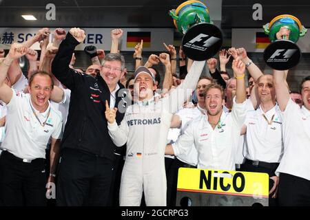 Nico Rosberg (GER) Mercedes AMG F1 fête avec Ross Brawn (GBR) Mercedes AMG F1 Team principal; Sam Bird (GBR) Mercedes AMG F1 Test and Reserve Driver et le reste de l'écurie. Grand Prix de Chine, dimanche 15 avril 2012. Shanghai, Chine. Banque D'Images