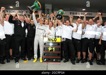 Nico Rosberg (GER) Mercedes AMG F1 fête avec Ross Brawn (GBR) Mercedes AMG F1 Team principal; Sam Bird (GBR) Mercedes AMG F1 Test and Reserve Driver et le reste de l'écurie. Grand Prix de Chine, dimanche 15 avril 2012. Shanghai, Chine. Banque D'Images