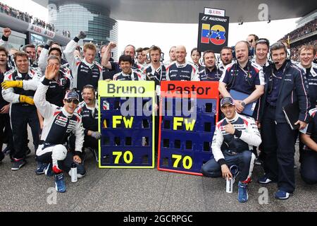 (De gauche à droite): Bruno Senna (BRA) Williams et Pastor Maldonado (VEN) Williams Wish Frank Williams (GBR) Williams propriétaire de l'équipe un joyeux 70e anniversaire avec l'équipe sur la grille. Grand Prix de Chine, dimanche 15 avril 2012. Shanghai, Chine. Banque D'Images