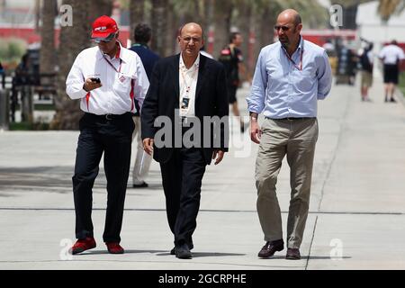 (De gauche à droite) : Zayed Rashed Al Zayani (BRN) Président du circuit international de Bharain avec le Dr Jasim Husain (BRN) chercheur sur l'économie du Conseil de coopération du Golfe (CCG) et Norman Howell (GBR) Directeur des communications de la FIA. Grand Prix de Bahreïn, jeudi 19 avril 2012. Sakhir, Bahreïn. Banque D'Images