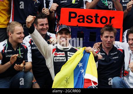 Le vainqueur de la course Pastor Maldonado (VEN) Williams fête avec l'écurie. Grand Prix d'Espagne, dimanche 13 mai 2012. Barcelone, Espagne. Banque D'Images