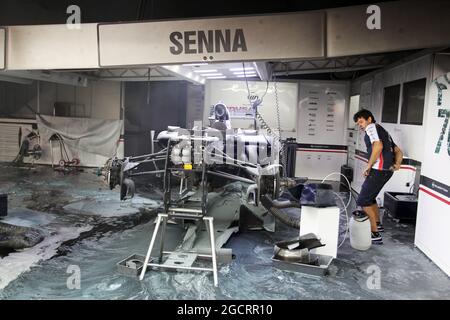 Les restes détruits de la Williams FW34 de Bruno Senna (BRA) Williams et le garage à fosse après un feu de post-course. Grand Prix d'Espagne, dimanche 13 mai 2012. Barcelone, Espagne. Banque D'Images