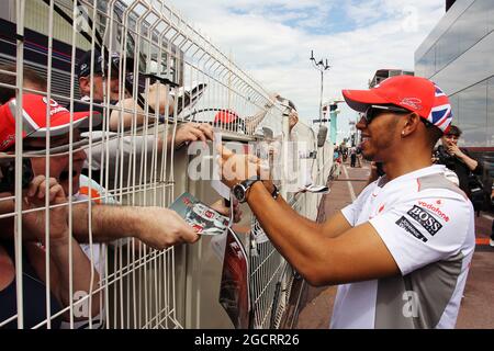 Lewis Hamilton (GBR) McLaren signe des autographes pour les fans. Grand Prix de Monaco, mercredi 23 mai 2012. Monte Carlo, Monaco. Banque D'Images