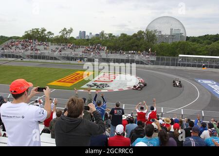 Lewis Hamilton (GBR) McLaren MP4/27 se fait passer pour les fans. Grand Prix du Canada, le vendredi 8 juin 2012. Montréal, Canada. Banque D'Images