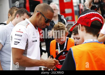 Lewis Hamilton (GBR) McLaren signe des autographes pour les fans. Grand Prix de Grande-Bretagne, jeudi 5 juillet 2012. Silverstone, Angleterre. Banque D'Images