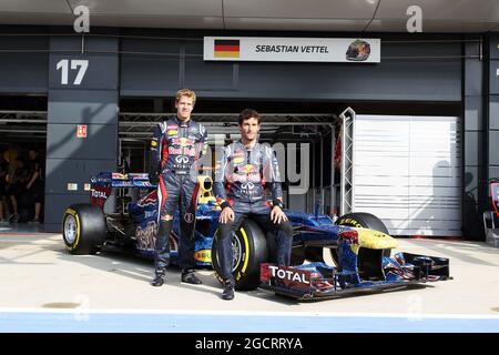 (De gauche à droite): Sebastian Vettel (GER) Red Bull Racing et Mark Webber (AUS) Red Bull Racing avec Red Bull Racing RB8 avec la livrée composée de milliers d'images de fans. Grand Prix de Grande-Bretagne, jeudi 5 juillet 2012. Silverstone, Angleterre. Banque D'Images