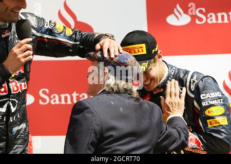(De gauche à droite): Mark Webber (AUS) Red Bull Racing avec Jackie Stewart (GBR) et Sebastian Vettel (GER) Red Bull Racing sur le podium. Grand Prix de Grande-Bretagne, dimanche 8 juillet 2012. Silverstone, Angleterre. Banque D'Images