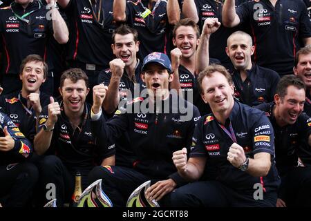 Le gagnant Mark Webber (AUS) Red Bull Racing célèbre avec l'écurie. Grand Prix de Grande-Bretagne, dimanche 8 juillet 2012. Silverstone, Angleterre. Banque D'Images