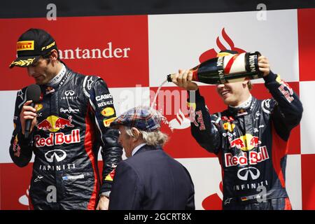 Le podium (de gauche à droite) : le vainqueur Mark Webber (AUS) Red Bull Racing avec Jackie Stewart (GBR) et Sebastian Vettel (GER) Red Bull Racing. Grand Prix de Grande-Bretagne, dimanche 8 juillet 2012. Silverstone, Angleterre. Banque D'Images