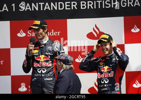 Le podium (de gauche à droite) : le vainqueur Mark Webber (AUS) Red Bull Racing avec Jackie Stewart (GBR) et Sebastian Vettel (GER) Red Bull Racing. Grand Prix de Grande-Bretagne, dimanche 8 juillet 2012. Silverstone, Angleterre. Banque D'Images