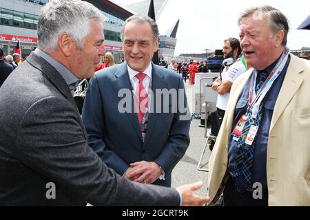 (De gauche à droite) : Derek Warwick (GBR) Président du BRDC avec Ken Clarke (GBR) sur la grille. Grand Prix de Grande-Bretagne, dimanche 8 juillet 2012. Silverstone, Angleterre. Banque D'Images