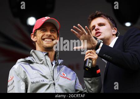 (De gauche à droite) : Jenson Button (GBR) McLaren avec Jake Humphrey (GBR) présentateur de la télévision de la BBC au concert de post-course. Grand Prix de Grande-Bretagne, dimanche 8 juillet 2012. Silverstone, Angleterre. Banque D'Images