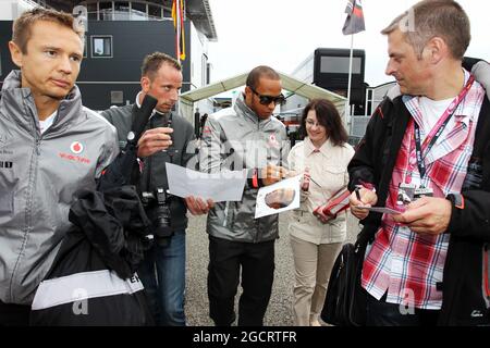 Lewis Hamilton (GBR) McLaren signe des autographes pour les fans. Grand Prix d'Allemagne, vendredi 20 juillet 2012. Hockenheim, Allemagne. Banque D'Images