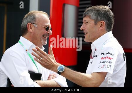 (De gauche à droite) : Didier Coson (bel) Directeur de Lewis Hamilton (GBR) McLaren avec Nick Fry (GBR) Mercedes AMG F1 Directeur général. Grand Prix d'Allemagne, dimanche 22 juillet 2012. Hockenheim, Allemagne. Banque D'Images