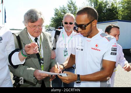 Lewis Hamilton (GBR) McLaren signe des autographes pour les fans. Grand Prix d'Allemagne, dimanche 22 juillet 2012. Hockenheim, Allemagne. Banque D'Images