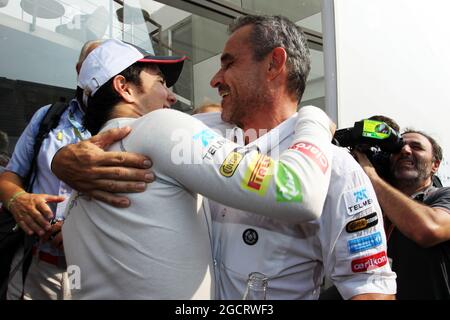 (De gauche à droite) : Sergio Perez (MEX) Sauber célèbre sa deuxième position avec Beat Zehnder (SUI) Sauber, responsable de l'équipe F1. Grand Prix d'Italie, dimanche 9 septembre 2012. Monza Italie. Banque D'Images