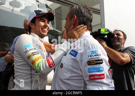 (De gauche à droite) : Sergio Perez (MEX) Sauber célèbre sa deuxième position avec Beat Zehnder (SUI) Sauber, responsable de l'équipe F1. Grand Prix d'Italie, dimanche 9 septembre 2012. Monza Italie. Banque D'Images