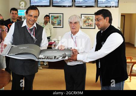 Le PDG de Formula One Group (FOM), Bernie Ecclestone (GBR), a reçu des cadeaux de la part de Manoj Gaur (IND), Président-directeur général de Jaypee Group, et de Sameer Gaur (IND), MD & CEO Jaypee Sports International Ltd pour son 82e anniversaire. Grand Prix d'Inde, dimanche 28 octobre 2012. Grande Noida, New Delhi, Inde. Banque D'Images