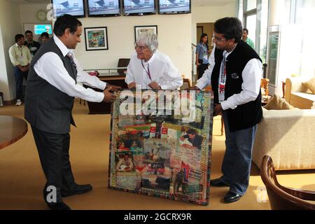 Le PDG de Formula One Group (FOM), Bernie Ecclestone (GBR), a reçu des cadeaux de la part de Manoj Gaur (IND), Président-directeur général de Jaypee Group, et de Sameer Gaur (IND), MD & CEO Jaypee Sports International Ltd pour son 82e anniversaire. Grand Prix d'Inde, dimanche 28 octobre 2012. Grande Noida, New Delhi, Inde. Banque D'Images