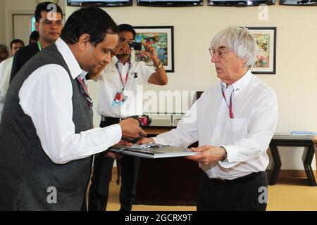 Le PDG de Formula One Group (FOM), Bernie Ecclestone (GBR), a reçu des cadeaux de la part de Manoj Gaur (IND), Président-directeur général de Jaypee Group, et de Sameer Gaur (IND), MD & CEO Jaypee Sports International Ltd pour son 82e anniversaire. Grand Prix d'Inde, dimanche 28 octobre 2012. Grande Noida, New Delhi, Inde. Banque D'Images