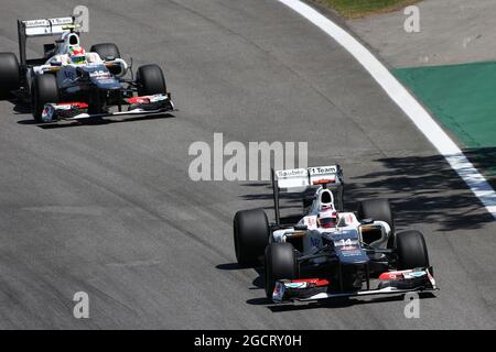 Kamui Kobayashi (JPN) Sauber C31 dirige le coéquipier Sergio Perez (MEX) Sauber C31. Grand Prix brésilien, vendredi 23 novembre 2012. Sao Paulo, Brésil. Banque D'Images