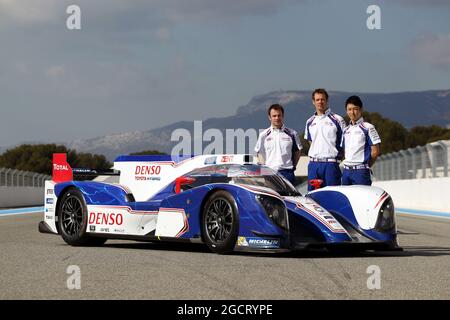 (De gauche à droite): Nicolas Lapierre (FRA); Alex Wurz (AUT); Kazuki Nakajima (JPN) avec le Toyoa TS030. Lancement et essai de Toyota Hybrid Racing. 19-22 février 2013. Paul Ricard, France. Banque D'Images