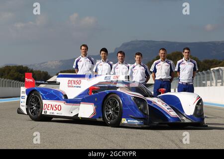 (De gauche à droite) : Alex Wurz (AUT); Kazuki Nakajima (JPN); Nicolas Lapierre (FRA); Anthony Davidson (GBR); Stephane Sarrazin (FRA); Sébastien Buemi (SUI) avec le Toyoa TS030. Lancement et essai de Toyota Hybrid Racing. 19-22 février 2013. Paul Ricard, France. Banque D'Images