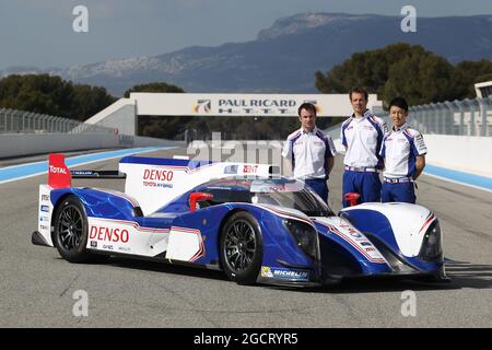 (De gauche à droite): Nicolas Lapierre (FRA); Alex Wurz (AUT); Kazuki Nakajima (JPN) avec le Toyoa TS030. Lancement et essai de Toyota Hybrid Racing. 19-22 février 2013. Paul Ricard, France. Banque D'Images