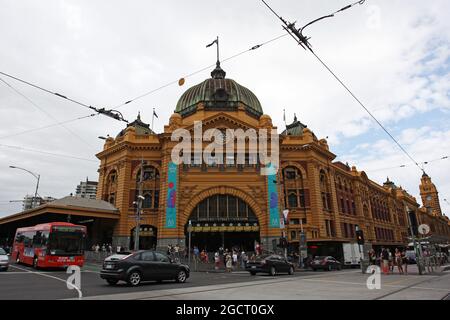 Flinders Street Station dans la ville pittoresque de Melbourne. Grand Prix d'Australie, mercredi 13 mars 2013. Albert Park, Melbourne, Australie. Banque D'Images