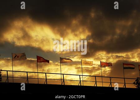 Drapeaux au coucher du soleil. Grand Prix d'Australie, jeudi 14 mars 2013. Albert Park, Melbourne, Australie. Banque D'Images