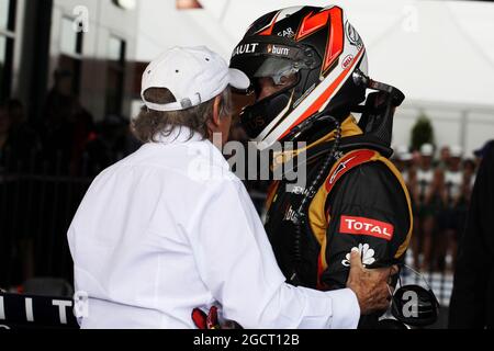 Le vainqueur de la course Kimi Raikkonen (fin) l'écurie Lotus F1 Team fête avec Jackie Stewart (GBR) au parc ferme. Grand Prix d'Australie, dimanche 17 mars 2013. Albert Park, Melbourne, Australie. Banque D'Images