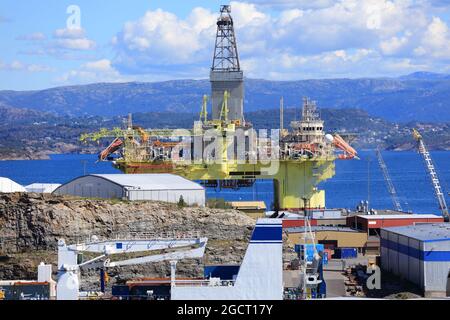 Maintenance d'engins de forage offshore dans un fjord près de Bergen, Norvège. Structure de l'industrie pétrolière. Banque D'Images