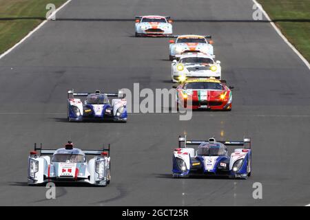 Marcel Fassler (SUI) / Andre Lotterer (GER) / Benoit Treluyer (FRA) Audi Sport Team Joest, Audi R18 e-tron quattro dirige Alexander Wurz (AUT) / Nicolas Lapierre (FRA) Toyota Racing, Toyota TS030, hybride. Championnat du monde d'endurance de la FIA, 1ère partie, dimanche 14 avril 2013. Silverstone, Angleterre. Banque D'Images