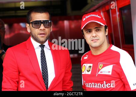 Felipe Massa (BRA) Ferrari avec Dani Alves (BRA) joueur de football. Grand Prix d'Espagne, jeudi 9 mai 2013. Barcelone, Espagne. Banque D'Images