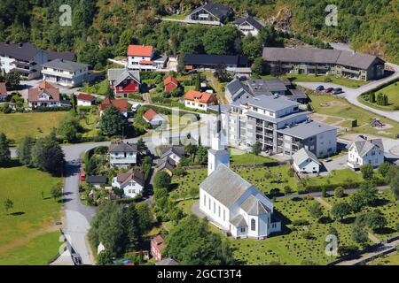 Église de Naustdal, Norvège. Église blanche et cimetière. Banque D'Images